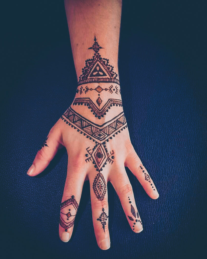Henna in Amazigh (Berber) culture is more than a decorative art—it’s a meaningful tradition, a connection to heritage, and a beautiful expression of life’s special moments. Whether during weddings, births, or holidays, henna continues to color the lives and stories of Moroccan families.